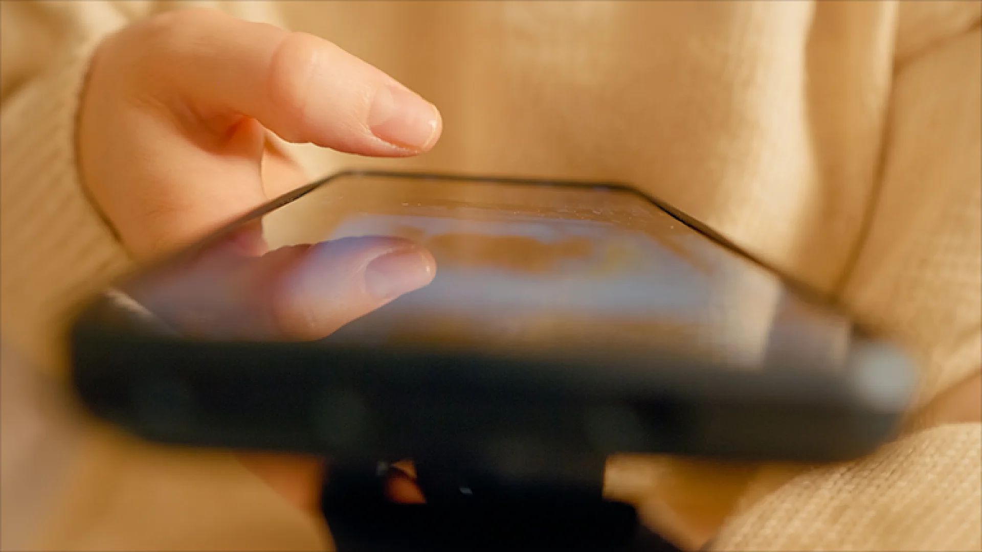 Finger bedient ein Smartphone mit Touchscreen